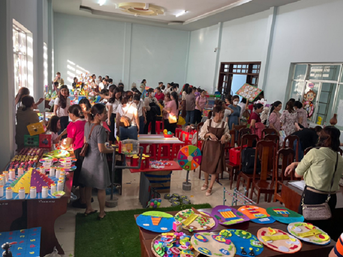 Phong giao duc hoi thi lam do choi mam non 1